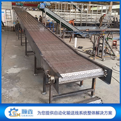 通过重型链板输送机来运输物料的运行原理